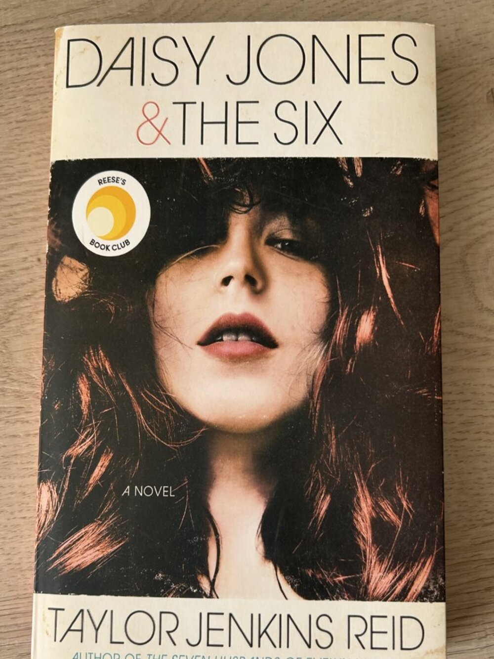 Daisy Jones & the Six- Taylor Jenkins Reid; paperback